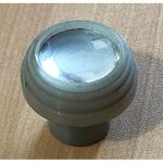 Bouton plastique gris avec pastille chromée