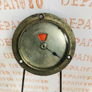 Manomètre d'huile indiquant la circulation et la quantité d'huile.